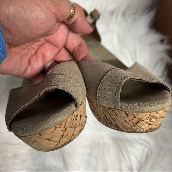 625. TOMS Wedge Sandals 7 - Picture 3 of 8